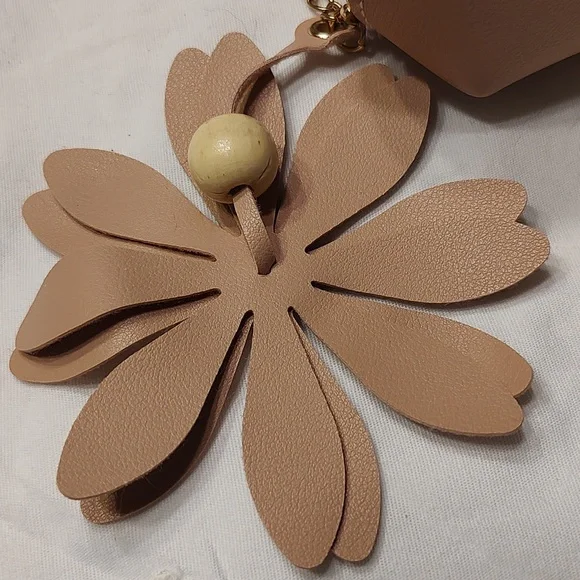 Shein pink coin purse with flower shaped tassel - Picture 2 of 6